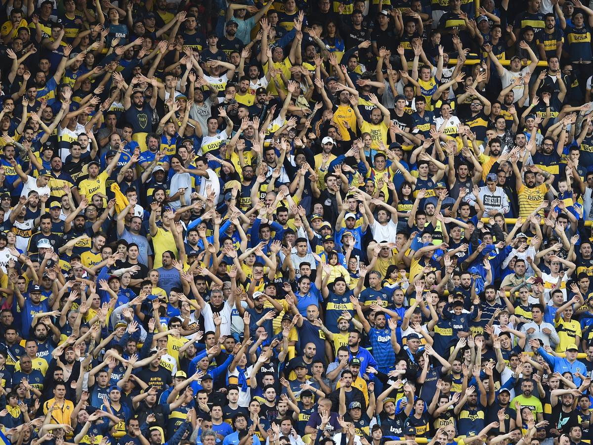 Fans Von Boca Juniors Beim Training Vor Superclasico Gegen River Plate