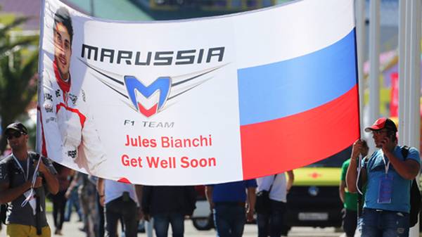 Das allgegenwärtige Thema ist natürlich immer noch der schreckliche Unfall von Jules Bianchi in Suzuka. Viele Fans senden daher Genesungsgrüße aus Sotschi an den Franzosen