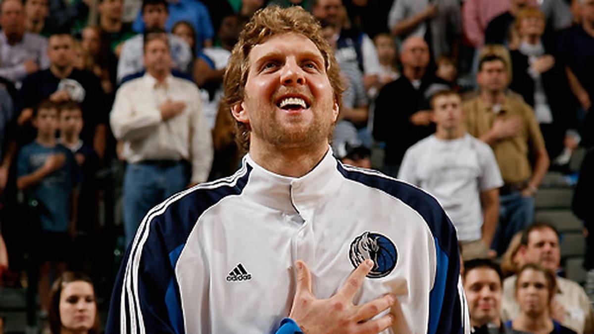 07. Februar 2009: Nowitzki ist in Chicago schon bei der Nationalhymne bestens gelaunt. Ahnt er da schon, dass er später 44 Zähler zum 115:114-Sieg nach Overtime beiträgt? Mit den letzten acht Punkten der Mavericks macht Nowitzki den Sack zu. Ein gewisser Rookie namens Derrick Rose markiert 22 Zähler für Chicago