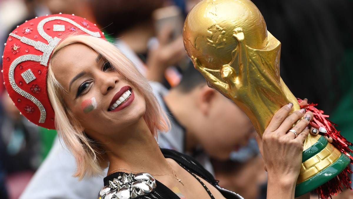 Diese Russin hat den Pokal fest im Griff 