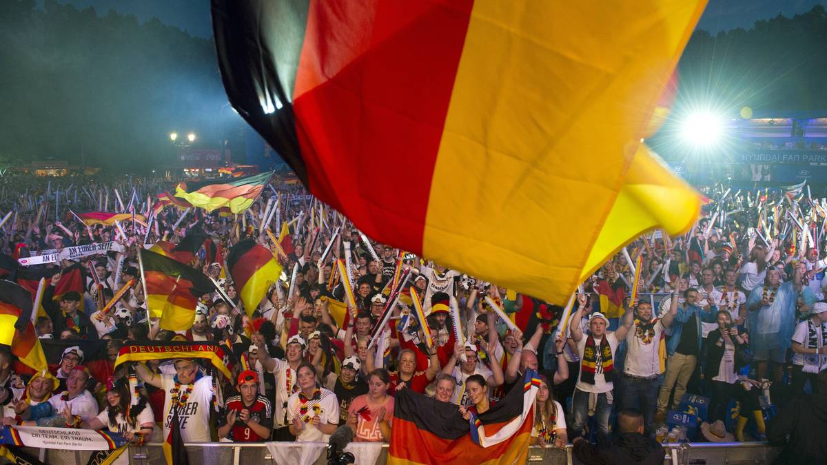 Auf der Fanmeile in Berlin sind die deutschen Fans kaum zu halten
