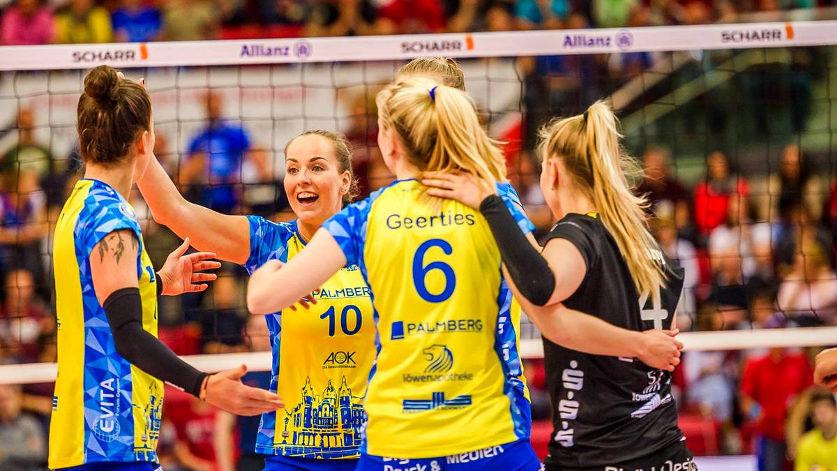 "Schwerin hat sich gut verstärkt. Man muss sehen, wie sie mit dem Weggang von Jennifer Geerties klarkommen und inwieweit sich die Balance in der Mannschaft ändert. Schwerin wird Zeit brauchen, bis sie in die Saison reinkommen, da sie bis wenige Tage vor Saisonstart ohne ihre Zuspielerin trainieren mussten", meint SPORT1-Experte Berscheidt 