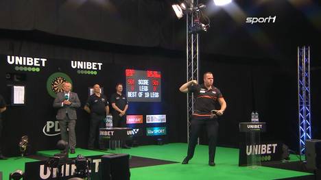 Der Niederländer Dirk van Duijvenbode fällt nicht nur mit seinem extravaganten Walk-In auf, der Shootingstar besiegt auch Michael Smith und steht im Viertelfinale.