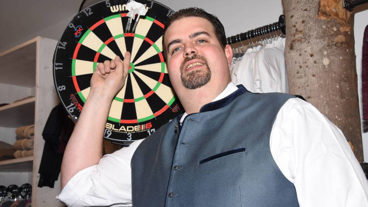 Der 1,91 Meter große Spieler ist auch unter „The German Giant“ bekannt. Vor seiner Darts-Karriere war er als Schlosser tätig.