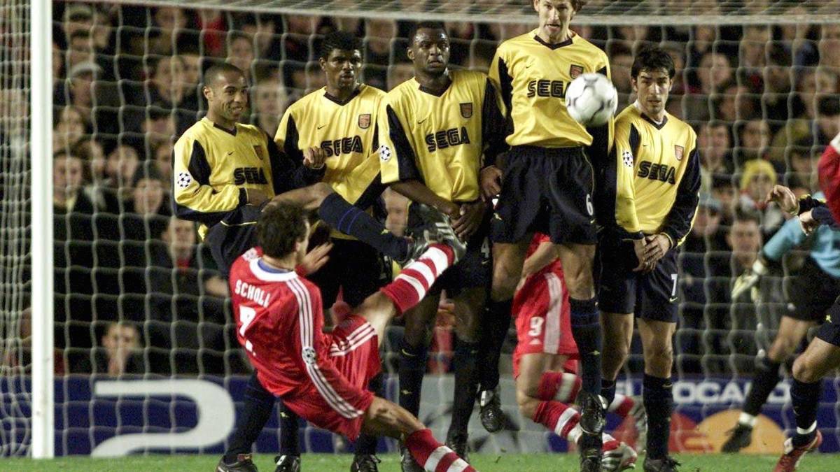 Mehmet Scholl: 334 Bundesliga-Spiele absolvierte er für den FC Bayern. Bei seinen Freistößen lag er teilweise fast waagerecht in der Luft - auch wenn er bei diesem Versuch wegrutschte