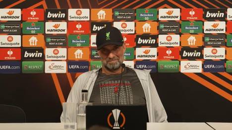 Jürgen Klopp wurde vor dem Spiel gegen LASK von einem Reporter gebeten, sein Liverpool-Trikot zu signieren. 