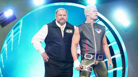 Arn Anderson (l.) begleitet bei AEW Cody Rhodes zum Ring