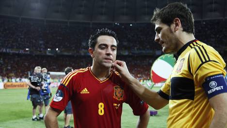 Xavi (l.) wird von Iker Casillas geknufft.