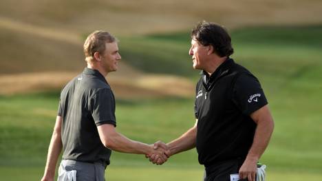 Golf, US -Tour in La Quinta mit Phil Mickelson, Alex Cejka fällt zurück , Sieger Adam Long erhält Glückwünsche von Phil Mickelson