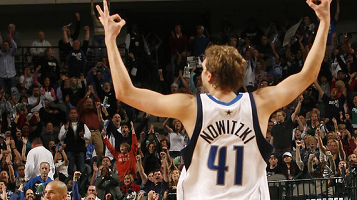 27. Februar 2009: Der dritte Schlag innerhalb von zwei Monaten folgt. Nowitzki hat wieder allen Grund zur Jubelpose - 41 Punkte beim 110:108 gegen Oklahoma City - wieder nach Verlängerung