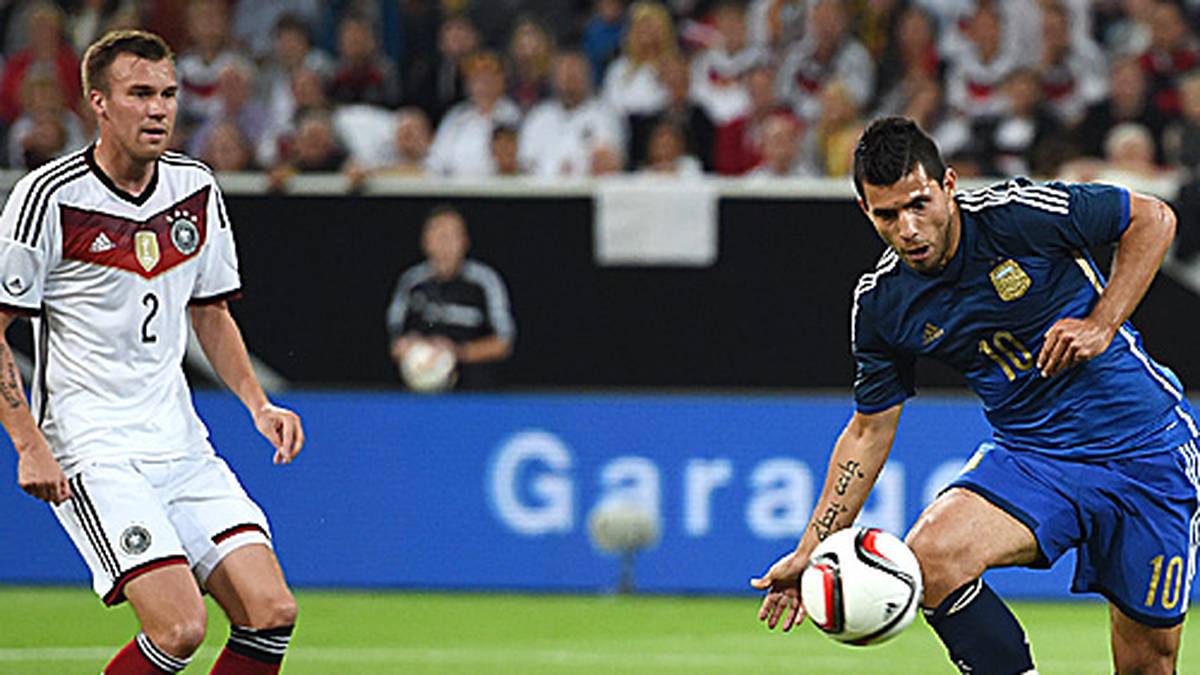 Sergio Agüero (21.) überwindet die schwachen Abwehr, bringt die Gauchos in Front