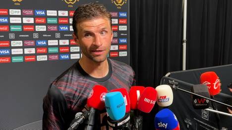 Bayerns Thomas Müller lässt nach der Niederlage bei der Klub-WM gegen Benfica gleich mehrere Reporter auflaufen. Grund dafür ist erst eine Hitze-, dann eine Mentalitäts-Debatte.