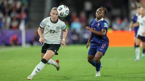 Die 20-jährige Franziska Kett überzeugt bei ihrem EM-Startelf-Debüt gegen Frankreich. Ex-Nationalspielerin Melanie Leupolz schwärmt vom DFB-Talent.