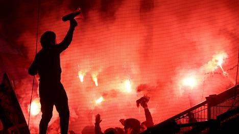 Der HSV und Eintracht Braunschweig müssen wegen Pyrotechnik-Vergehen Geldstrafen bezahlen