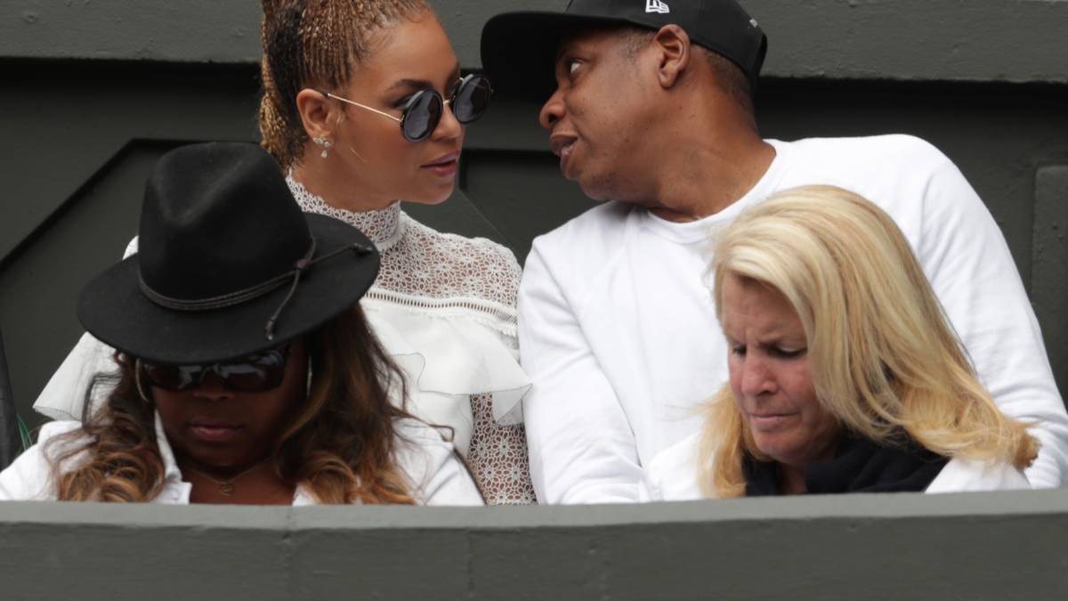 Aber nicht nur ehemalige und aktive Sportler genießen das Rampenlicht auf den Tribünen der Tenniswelt. Gerade für Stars und Sternchen aus dem Show-Business scheinen die Zuschauerränge ein zweiter roter Teppich zu sein. Das US-Musiker-Pärchen Beyonce und Jay-Z lässt sich passenderweise ganz in weiß in Wimbledon blicken