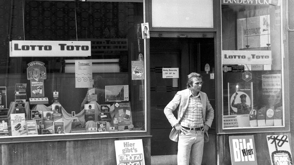 STAN LIBUDA: Reinhard "Stan" Libuda war zu aktiven Zeiten einer der wenigen Spieler, die sowohl in Dortmund als auch auf Schalke gleichermaßen verehrt werden wurden. Der Bundesliga-Bestechungsskandal im Jahr 1971 war der Anfang vom Ende. Die Karriere war dadurch gelaufen, Libuda arbeitete bei einer Papierveredelungsfirma. Seine Ehe ging in die Brüche, später musste er seinen Tabakladen verkaufen. 1996 starb Libuda mit 52 Jahren an einem Schlaganfall