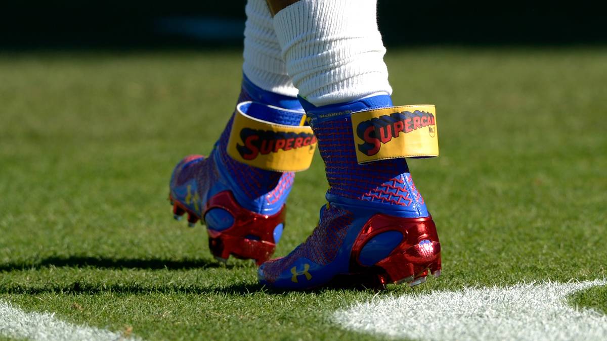 Für eine eigenwürdige Farbkombination entscheidet sich Footballer Cam Newton von den Carolina Panthers. "Supercam" bejubelt jeden seiner Touchdowns mit einer Superman-Jubelpose