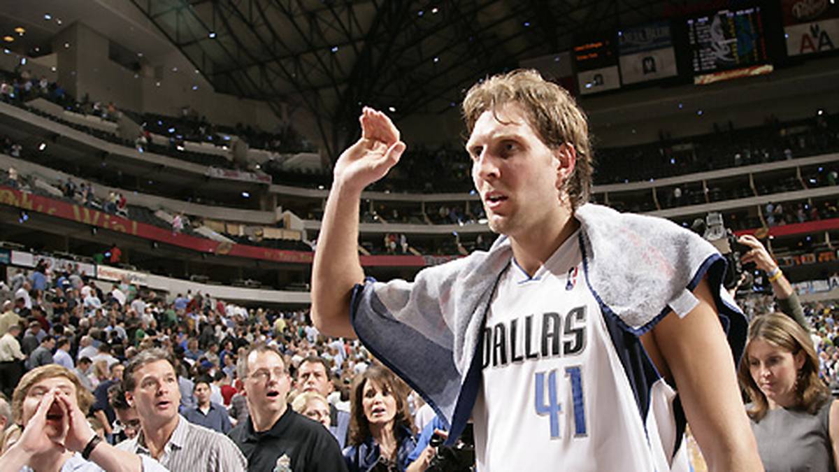 11. Mai 2009: Dirk Nowitzki vereitelt fast im Alleingang, dass Dallas die vierte Niederlage gegen Denver kassiert und damit aus den Playoffs fliegt. 44 Punkte trägt er zum 119:117-Erfolg bei.