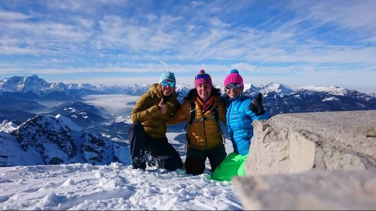 Klettern und Bergsteigen ist ihr liebstes Hobby - allerdings auch nicht ganz ungefährlich. Im August 2014 stürzt sie dabei im Zugspitzmassiv und zieht sich unter anderem einen Bänderriss zu. Deshalb finden die ersten beiden Weltcups der Saison 2014/15 ohne sie statt