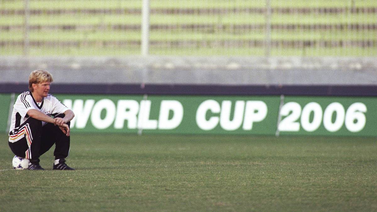 Vom "Capitano" war Ballack damals noch weit weg, Vogts brauchte im Umbruch einen anderen Führungsspieler - und reaktivierte den vier Jahre vorher wegen der Stinkefinger-Affäre in Ungnade gefallenen Stefan Effenberg. Eine hoch umstrittene Maßnahme, zumal Vogts das vorher auch ausgeschlossen hatte und so an Glaubwürdigkeit verlor