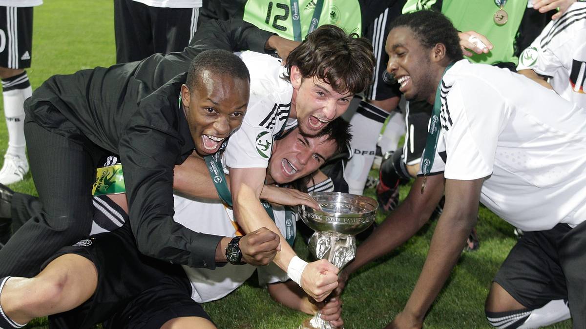 Welche Wendungen Nserekos Karriere nehmen sollten, war damals alles andere als vorbestimmt. Denn: Nsereko fühlte sich wohl in Norditalien, spielte viel und gut. So gut, dass ihn 2009 West Ham United verpflichtete - und zehn Millionen Pfund für den U19-Europameister bezahlte - je nach Wechselkurs zwischen 8,5 und elf Millionen Euro