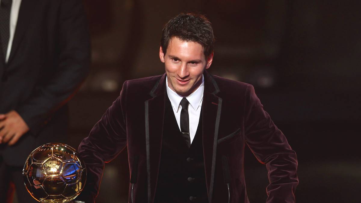 Lionel Messi ist womöglich der beste Fußballer auf diesem Planeten - der bestgekleidete aber nicht unbedingt. Schaut man sich seine Anzugwahl bei der FIFA-Gala an, kommen Zweifel auf. Beim Ballon d'Or 2011 zeigt sich Messi in Samtanzug in kastanienbraun - gewagt