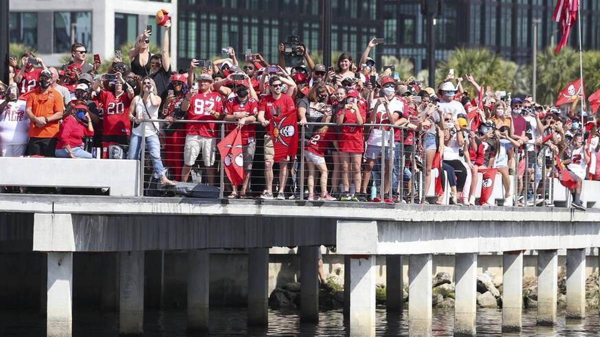 Kuriose Szenen: Menschenmassen stehen am Ufer, jubeln den Tampa Bay Buccaneers zu