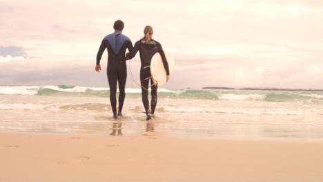 Johann Mühlbauer geht surfen. Das Besondere daran? Er ist vor 33 Jahren im Alter von zwei Jahren erblindet. Doch er hat einen Traum: Er will surfen! Schon die Reise von Nürnberg nach Peniche ist ein Abenteuer für Hansi. Begleiten wird ihn sein Freund und Buchautor Tibor Baumann. Denn Hansi möchte ein Buch schreiben. Darin will er sehenden Menschen zeigen wie er die Welt wahrnimmt. Wie kann ein blinder Mensch Wellen reiten? Er hört und spürt die Wellen, doch kann er sich im Element Wasser zurecht finden?