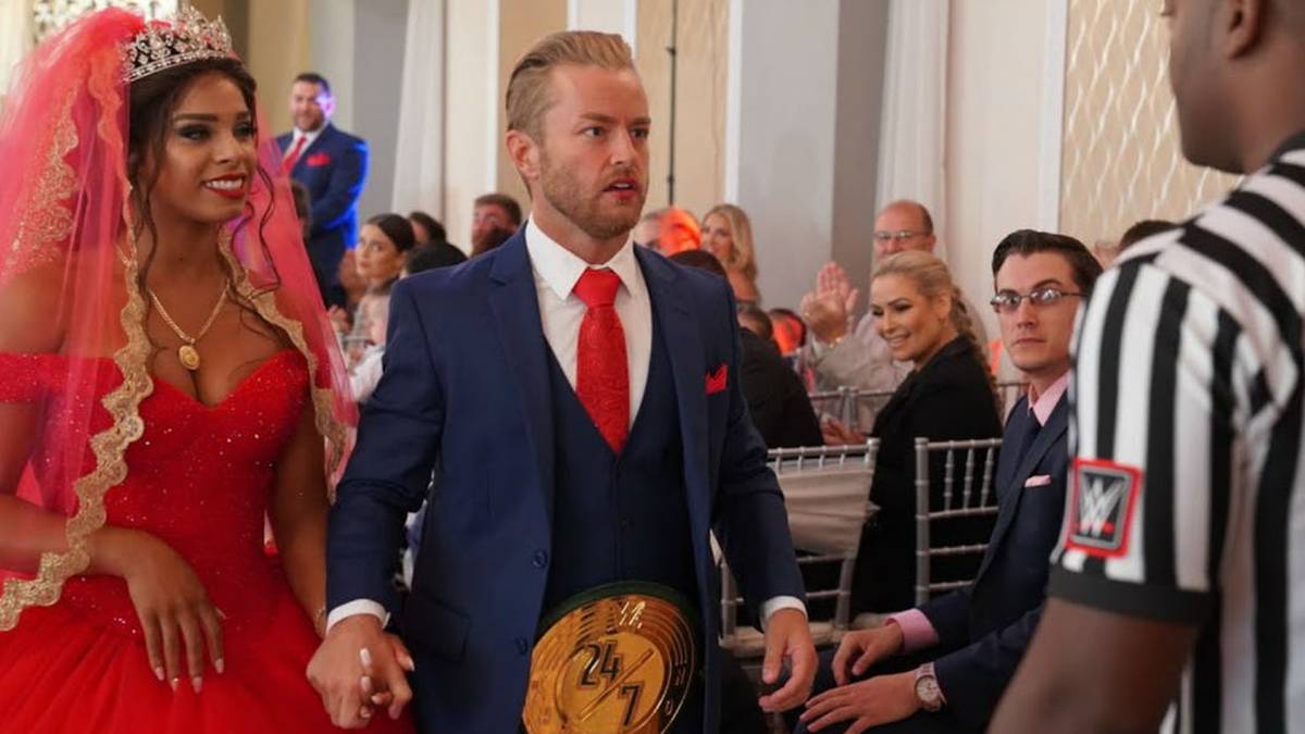 DRAKE MAVERICK heiratete Ende Juni die Independent-Wrestlerin RENEE MICHELLE - und WWE nutzte die Gelegenheit, dabei einen Wechsel seines 24/7 Titles zu inszenieren. Beim Auszug des Brautpaars rollte R-Truth Maverick ein