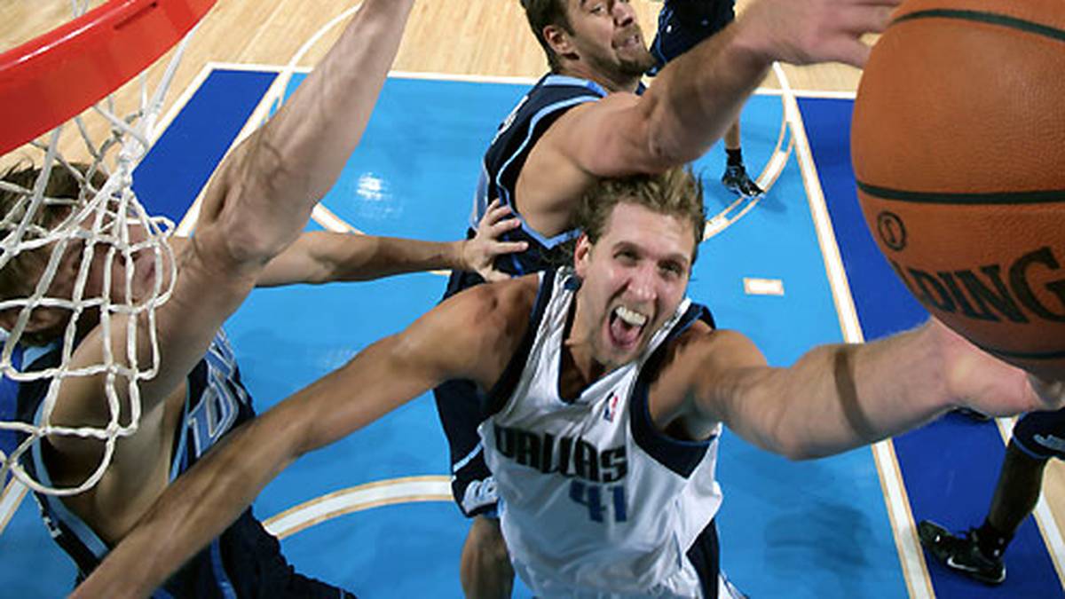 04. November 2009: Mit 29 Punkten im Schlussviertel gegen die Utah Jazz stellt Nowitzki einen neuen Teamrekord auf. Die Mavs biegen eine verloren geglaubte Partie noch um und siegen 96:85. Nowitzkis Ausbeute: 40 Punkte, 11 Rebounds, 5 Assists, 5 Blocks, 2 Steals, 0 Turnover
