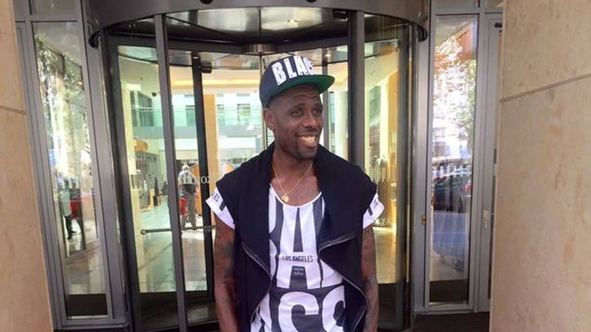 "Bad Ass" and "Black": Das sind die Botschaften, die Mohamadou Idrissou auf seinem Outfit mitteilt. Ob der ehemalige Lauterer wirklich so ein böser Junge ist, ist nicht bekannt. Dabei ist das noch ein vergleichsweise kleiner Mode-Ausrutscher