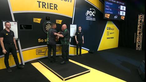 Martin Lukeman besiegt Graham Hall, trotz 1-4 Rückstand. Im letzten Leg besiegelt er seinen Sieg mit einer 180. 