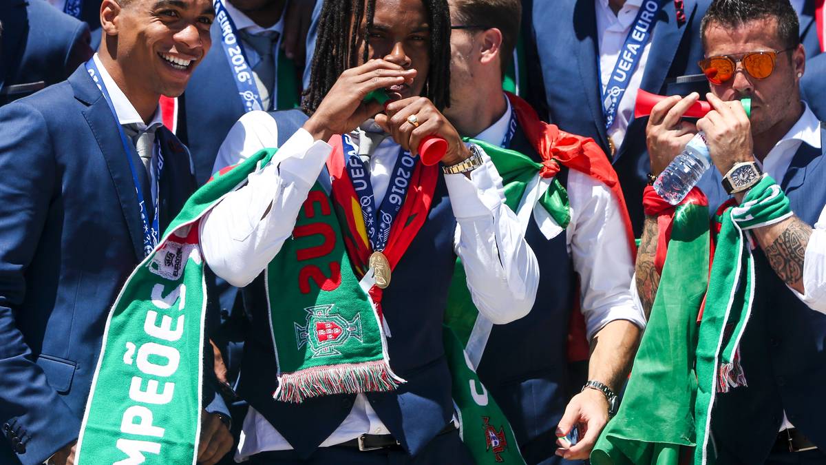 Bayerns Neuzugang und bester Nachwuchsspieler Renato Sanches (M.) probiert sich an einer Tröte