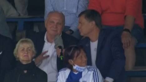 Uli Hoeneß erweist Reporter-Legende Werner Hansch die Ehre, in dem er als Ehrengast bei dessen Abschiedsspiel dabei mit ist. 