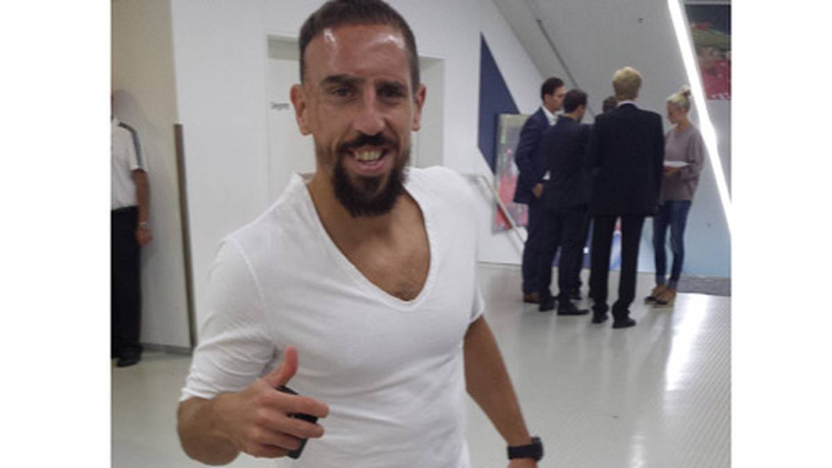 Es ist der frühere Fußballer des Jahres in Europa. Bayern Münchens Ausnahmekönner Franck Ribery hat sich diese extravagante Hose im Urlaub auf der italienischen Insel Sardinien angeschafft. Der Franzose bezeichnet seine neuste Errungenschaft bei SPORT1 als "neuen Style" 