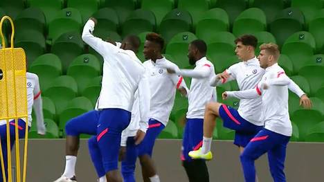 Um das Corona-Infektionsrisiko möglichst gering zu halten, sollen die Spieler des FC Chelsea künftig auf Körperkontakt verzichten.