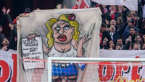 Beim Spiel Köln gegen Hoffenheim wurde unter anderem dieses Plakat gezeigt