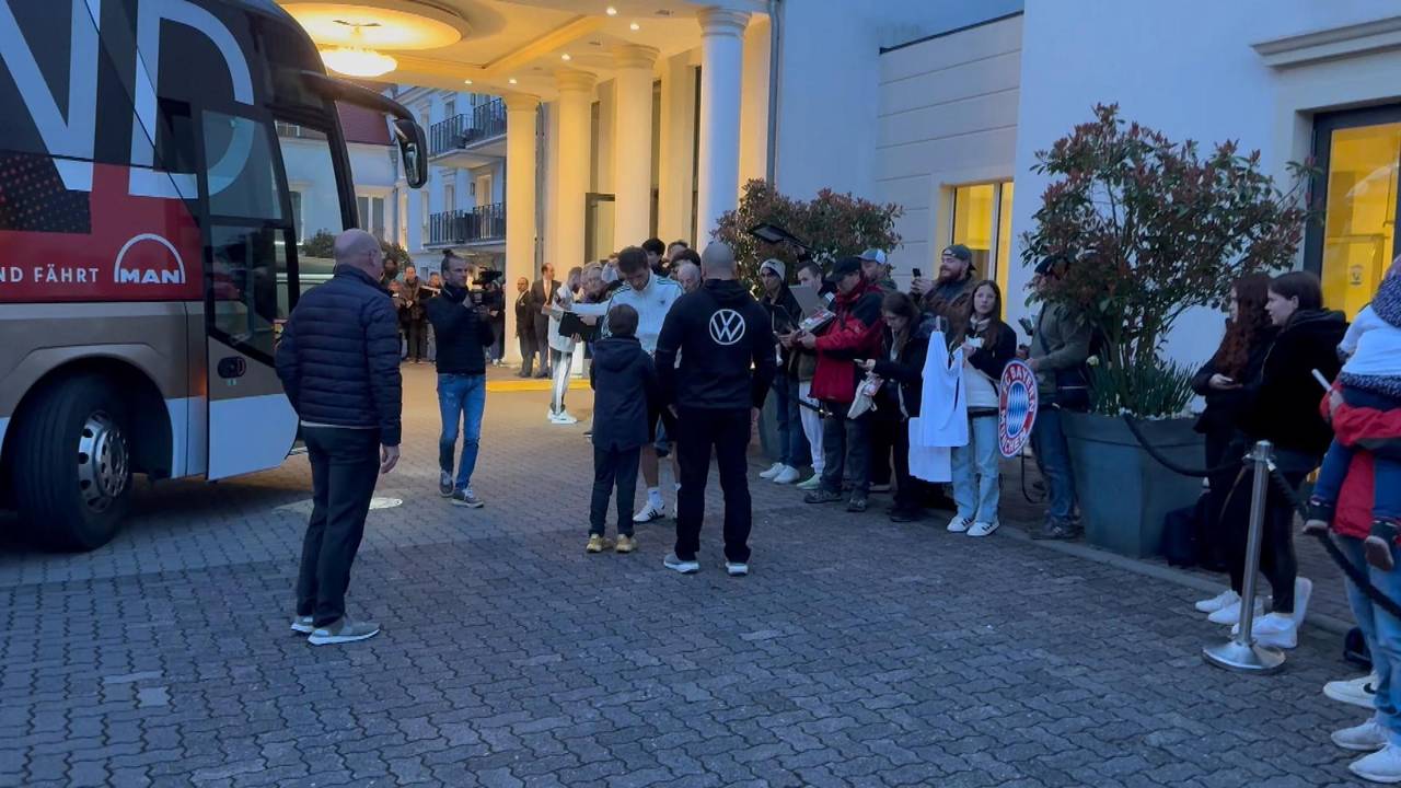 DFB-Team: Geburtstagskind geht auf Autogrammjagd bei den Stars