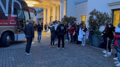 Ein junger DFB-Fan sammelt an seinem neunten Geburtstag Unterschriften seiner Idole. Auch ein kleines Gespräch mit Thomas Müller kommt dabei herum.