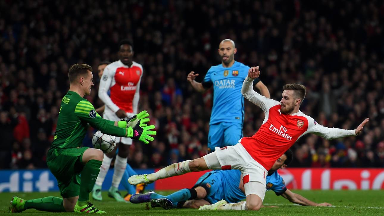 Arsenal FC v FC Barcelona - UEFA Champions League Round of 16: First Leg