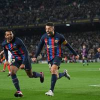 Spitzenreiter FC Barcelona hat in der spanischen Liga den Patzer von Rivale Real Madrid ausgenutzt und einen großen Schritt in Richtung Titel gemacht.