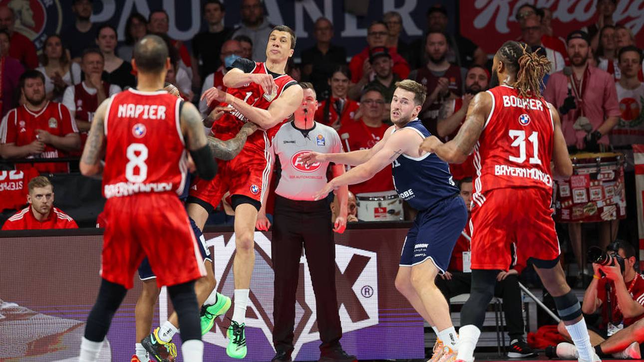 Chaos! Bayern-Gegner mit Protest