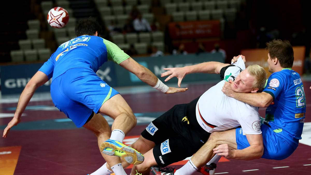 Patrick Wiencek hat kein leichtes Spiel: Der Kreisläufer ist nur mit unerlaubten Mitteln zu stoppen. Am Ende hilft den Slowenen aber auch kein Klammern mehr. Deutschland sichert sich den siebten Platz