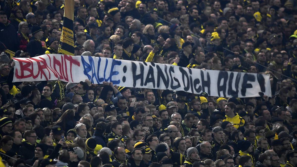 Beim Spiel Borussia Dortmund - RB Leipzig wurde Ralf Rangnick mit einem geschmacklosen Plakat beleidigt