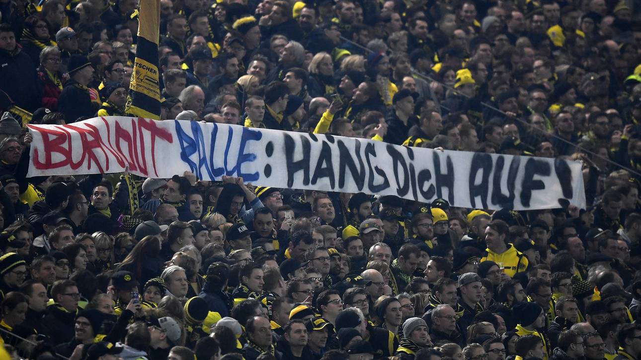 Beim Spiel Borussia Dortmund - RB Leipzig wurde Ralf Rangnick mit einem geschmacklosen Plakat beleidigt
