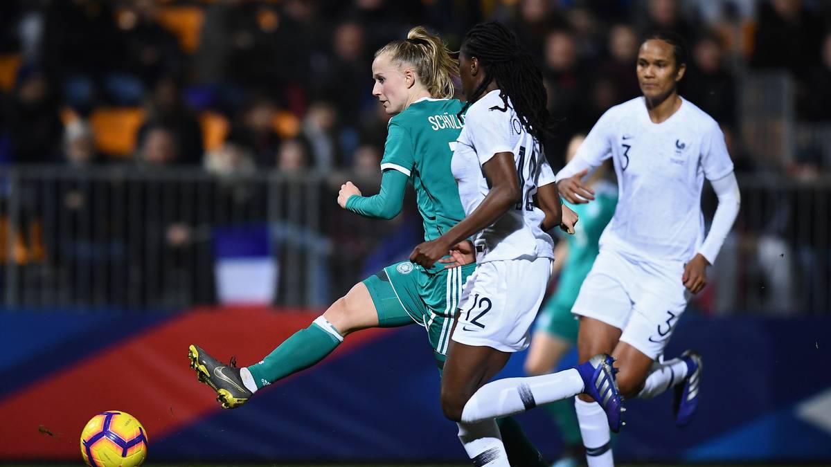 Temporeich, Zug zum Tor, abgezockt im Abschluss - Schüller kann der deutschen Offensive die nötige Durchschlagskraft verleihen. Und weil das Energiebündel noch mehr als Fußball im Kopf hat, treibt sie nebenbei ihr Fernstudium im Fach Wirtschaftsingenieurwesen voran