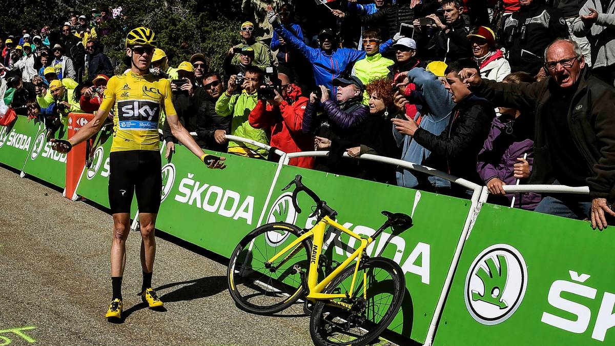 ... ehe er nach quälend langer Zeit ein Ersatzrad bekam. Weil er mit dem zunächst gereichten Ersatzmodell überhaupt nicht zurecht kam, wechselte der 31-Jährige kurz darauf wenige hundert Meter vor dem Ziel noch einmal das Rad.