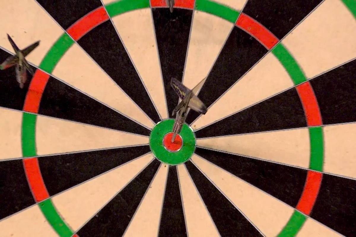 Luke Littler zeigt im Halbfinale der Darts WM 2025 gegen Stephen Bunting, wie gut er ist - und checkt die 84 Punkte über das Bulls Eye. Mittiger kann ein Dart kaum im Board stecken!