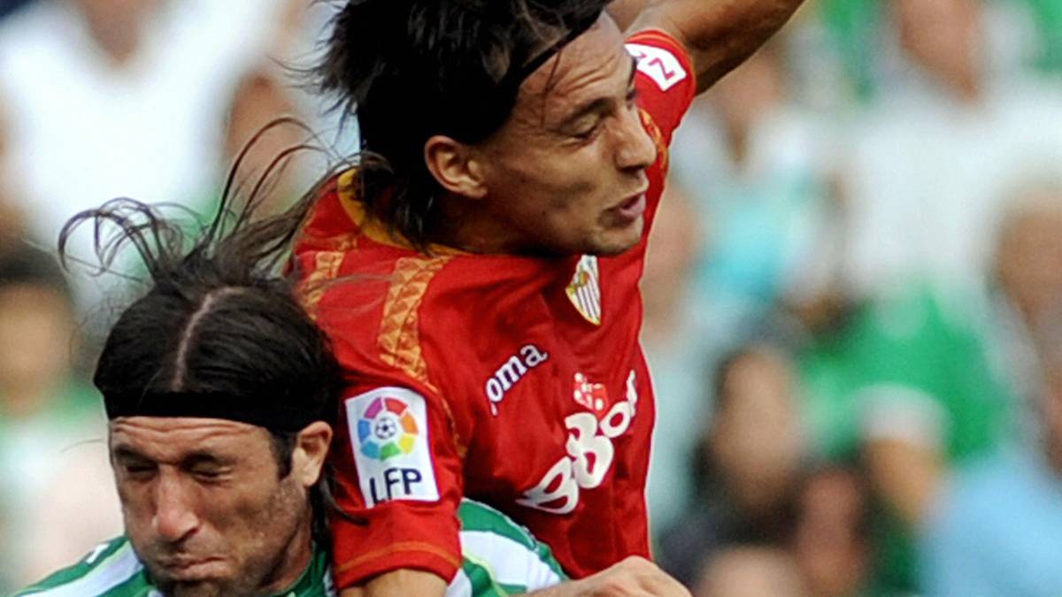 FC SEVILLA GEGEN BETIS SEVILLA: Sevilla kann so schön sein - nicht jedoch, wenn der FC Sevilla und Real Betis aufeinandertreffen. Die Straßen sind übersät mit brennenden Autos und zersplitterten Fensterscheiben. Ein Duell voller Hass und Wut. Betis sieht sich dabei in der Rolle des Arbeiterklubs. Als Sevilla 1907 einem Fabrikarbeiter die Aufnahme verweigerte, wurde Betis gegründet - so zumindest die Legende