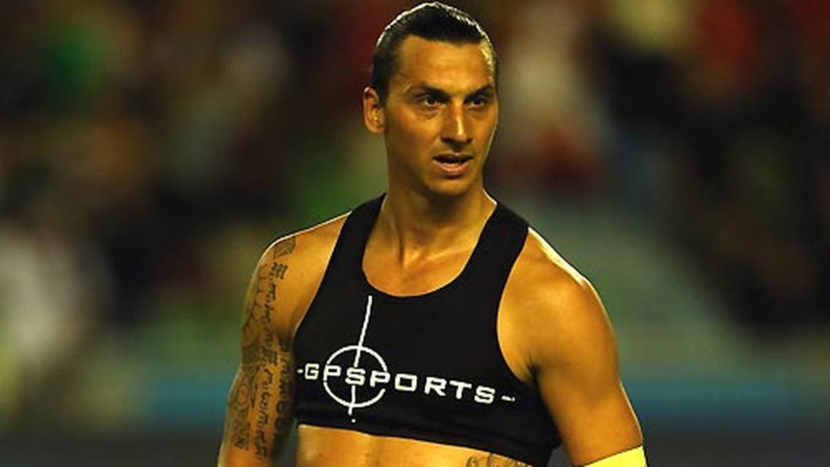 Weil ihm der Weg vom Parkplatz zur Kabine bei PSG zu lang ist, parkt "Ibra" auch gerne mal in der für den Trainer reservierten Parkbucht direkt vor der Tür. "Wenn ich in der Kabine parken will, parke ich in der Kabine", würde er sogar noch weiter gehen beziehungsweise fahren